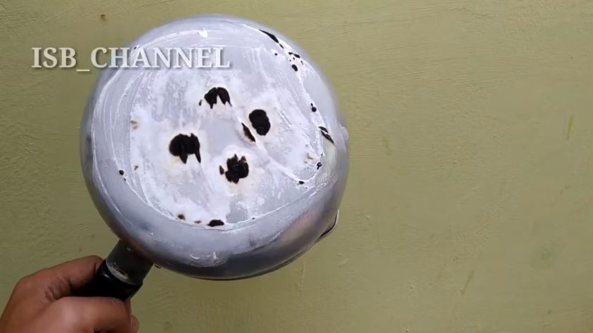 Tanpa digosok kertas amplas, pria ini punya trik agar pantat panci selalu mengilap pakai 1 bahan dapur