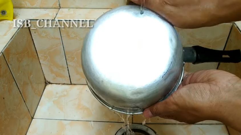 Tanpa digosok kertas amplas, pria ini punya trik agar pantat panci selalu mengilap pakai 1 bahan dapur