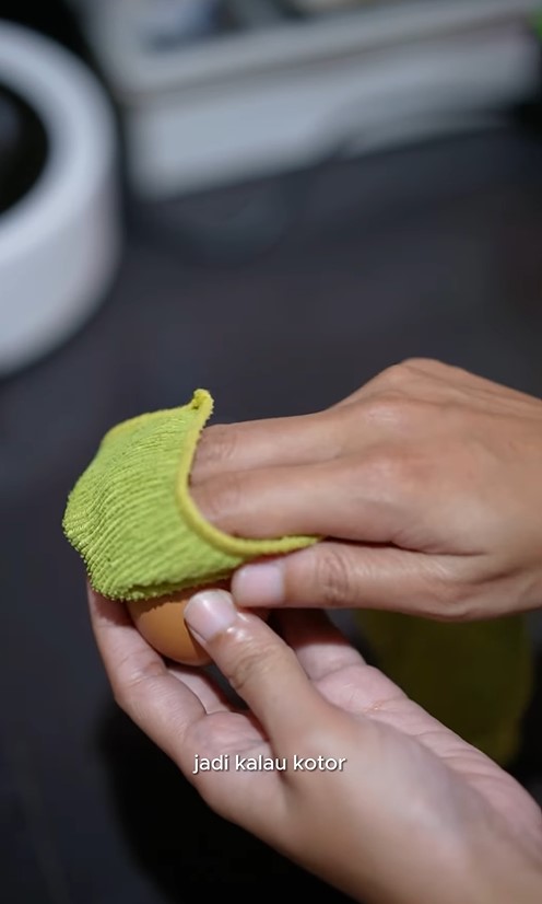 Jangan dicuci dengan air, ini trik bersihkan telur agar bebas bakteri dan tetap higienis saat disimpan