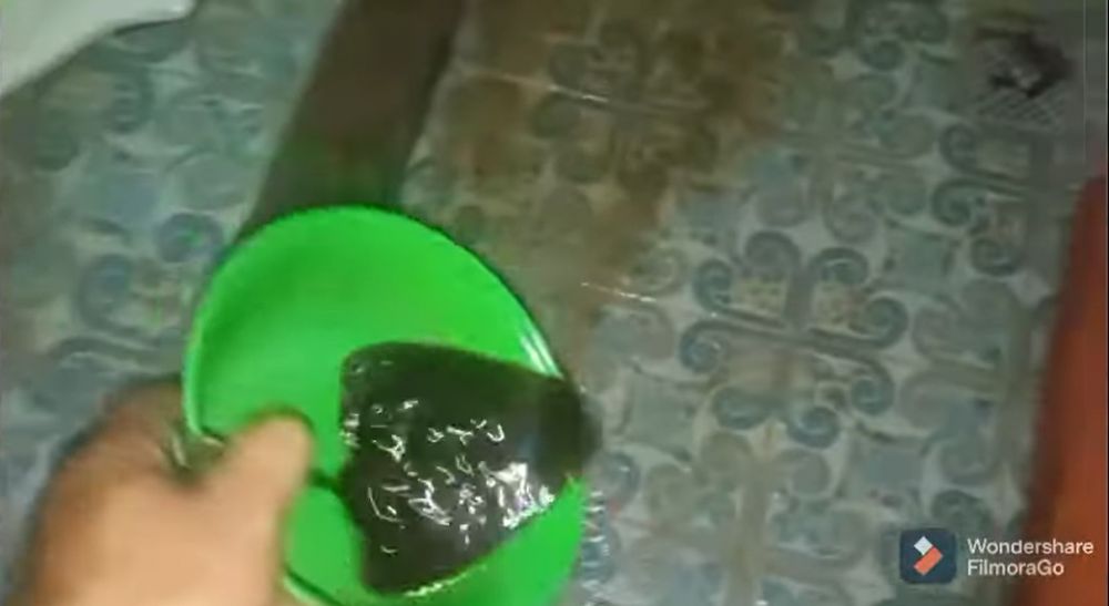 Tanpa kapur barus, ini cara cepat menghilangkan bau pesing di kamar mandi cuma pakai 2 bahan dapur