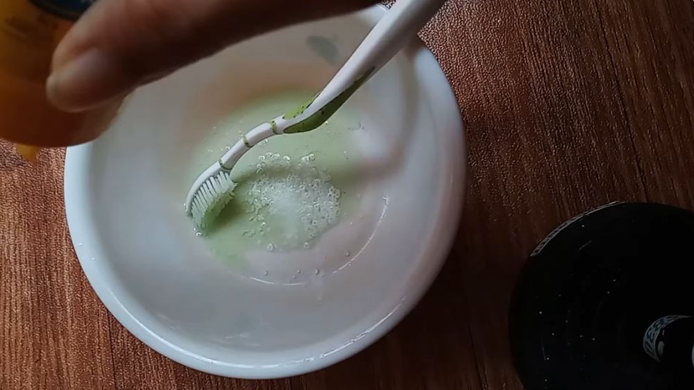 Tanpa disikat dan diberi pemutih, ini trik basmi noda kuning di celana putih ditambah 2 bahan dapur