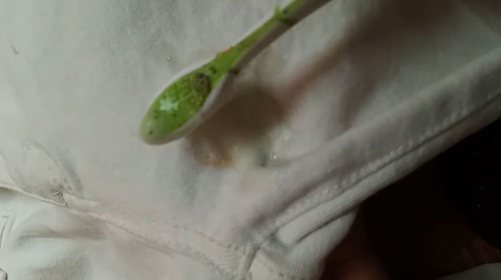 Tanpa disikat dan diberi pemutih, ini trik basmi noda kuning di celana putih ditambah 2 bahan dapur