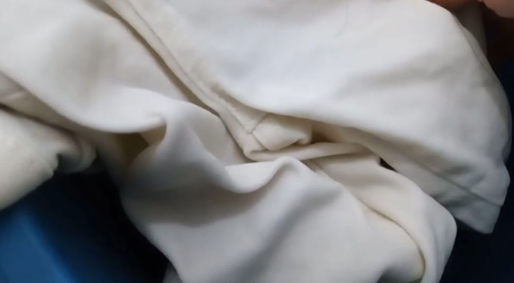 Tanpa disikat dan diberi pemutih, ini trik basmi noda kuning di celana putih ditambah 2 bahan dapur