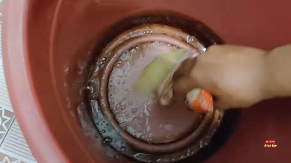 Tanpa disikat kuat, ini trik membersihkan kerak hitam pada ember kamar mandi cuma tambah 1 bahan dapur