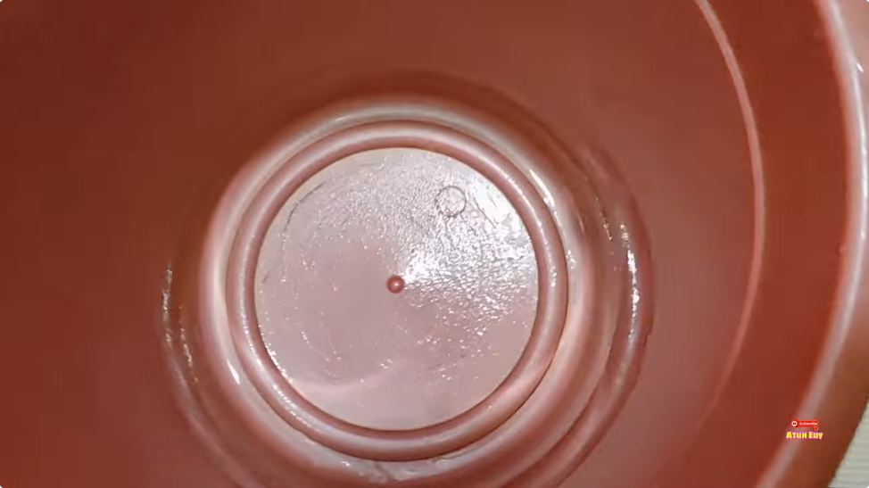 Tanpa disikat kuat, ini trik membersihkan kerak hitam pada ember kamar mandi cuma tambah 1 bahan dapur