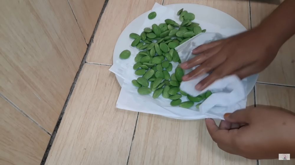 Bukan direndam minyak goreng, ini cara menyimpan petai kupas agar awet berbulan-bulan