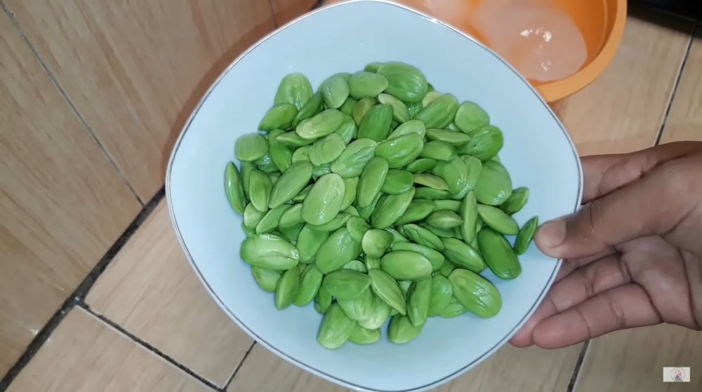 Bukan direndam minyak goreng, ini cara menyimpan petai kupas agar awet berbulan-bulan