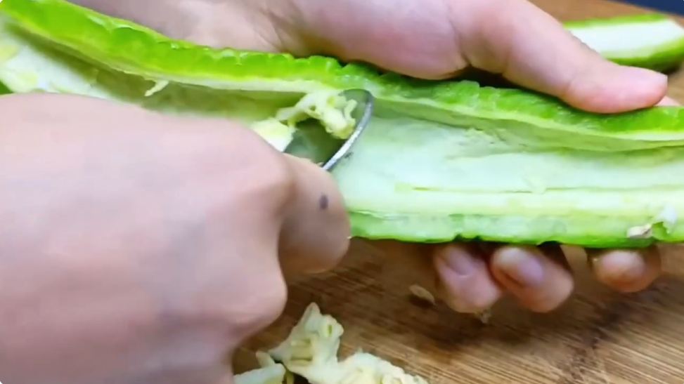 Bukan direndam air garam, ini cara hilangkan rasa pahit pare sebelum diolah, cukup pakai 1 bahan dapur