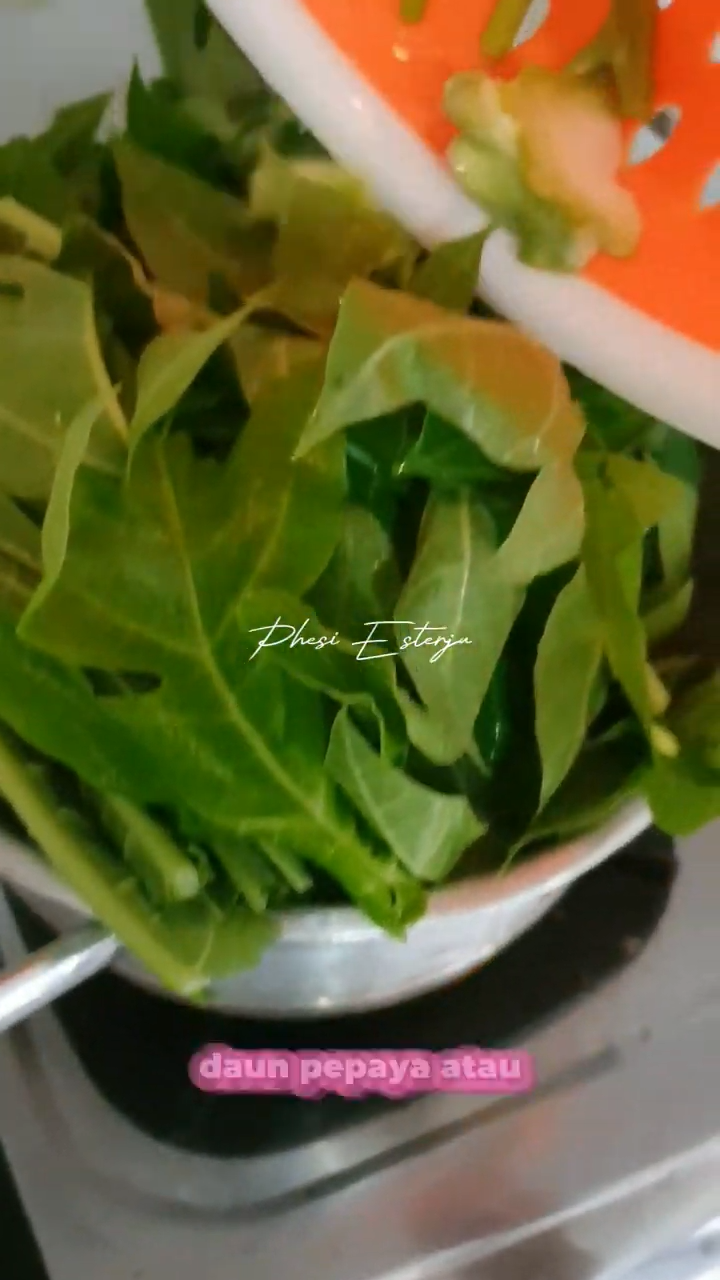Tanpa baking soda, ini trik merebus daun pepaya agar warnanya hijau dan tak pahit pakai 2 bahan dapur