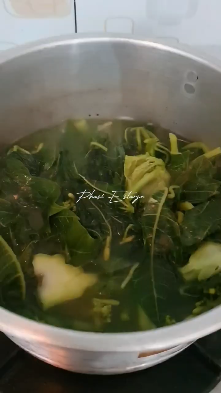 Tanpa baking soda, ini trik merebus daun pepaya agar warnanya hijau dan tak pahit pakai 2 bahan dapur