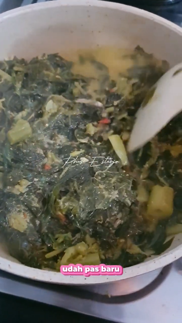 Tanpa baking soda, ini trik merebus daun pepaya agar warnanya hijau dan tak pahit pakai 2 bahan dapur