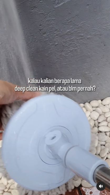 Tak perlu disikat, ini trik membersihkan kain pel dekil jadi kinclong lagi cukup pakai 3 bahan dapur