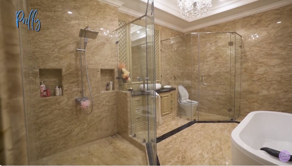 kamar mandi prilly latuconsina © YouTube