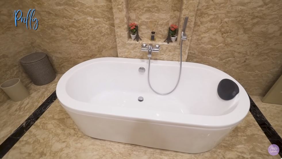 kamar mandi prilly latuconsina © YouTube