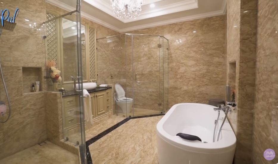 kamar mandi prilly latuconsina © YouTube