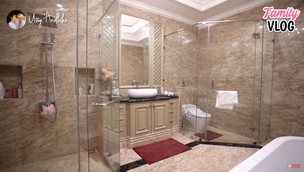 kamar mandi prilly latuconsina © YouTube