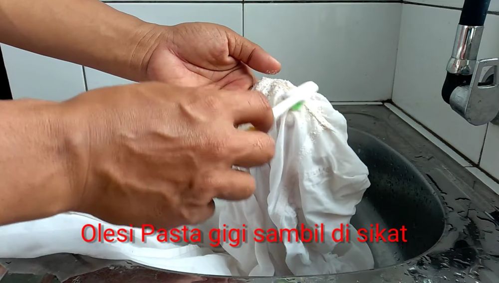 Tanpa pemutih, ini trik ampuh hilangkan noda deodoran di ketiak baju pakai tambahan 1 bahan dapur