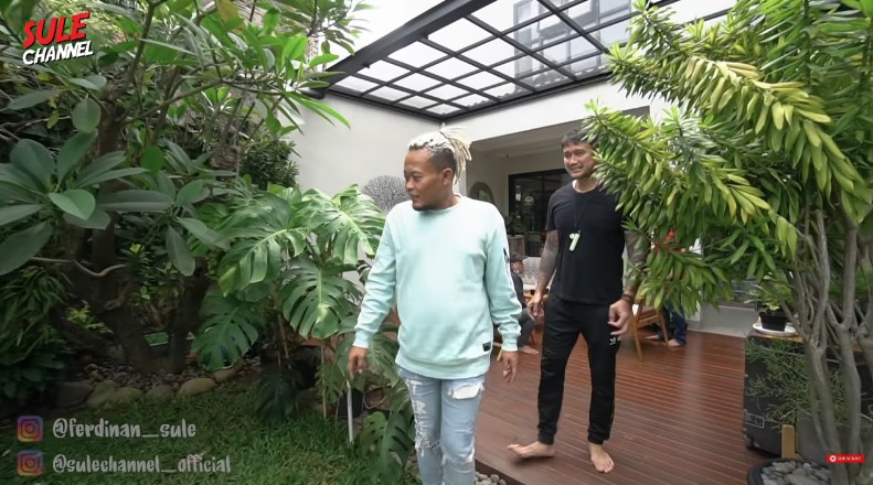 halaman belakang Tora Sudiro © YouTube