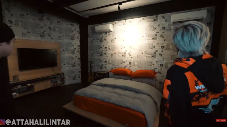 kamar Dul Jaelani penuh koran bekas © YouTube