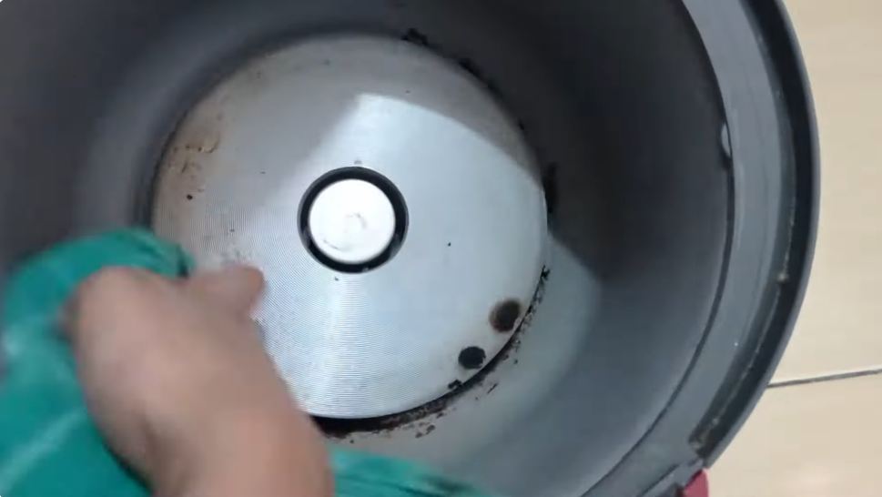 Tanpa diolesi pasta gigi, ini cara bersihkan kerak membandel di dasar rice cooker pakai 1 bahan dapur
