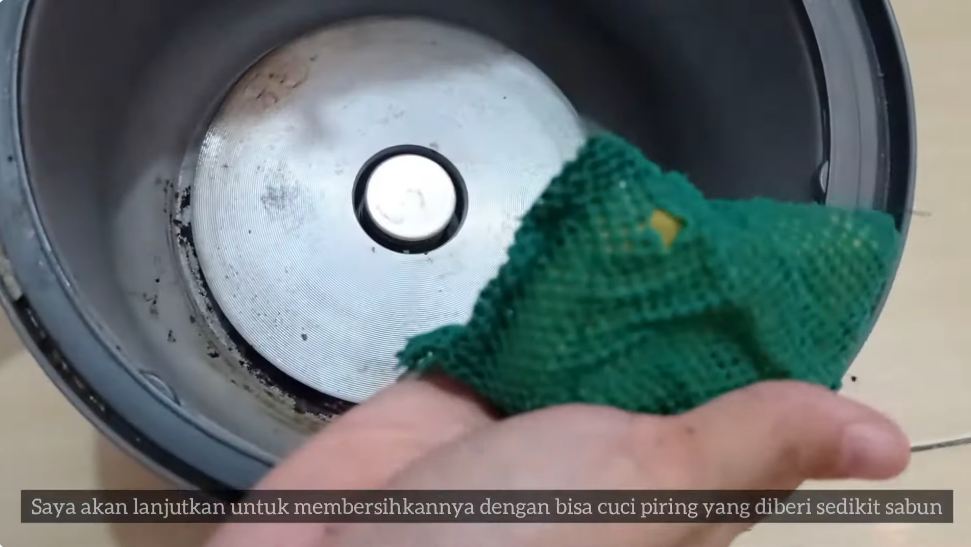 Tanpa diolesi pasta gigi, ini cara bersihkan kerak membandel di dasar rice cooker pakai 1 bahan dapur