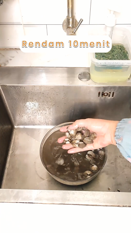 Tak perlu disikat satu per satu, ini cara cepat bersihkan kerang dara cuma pakai 1 bahan dapur