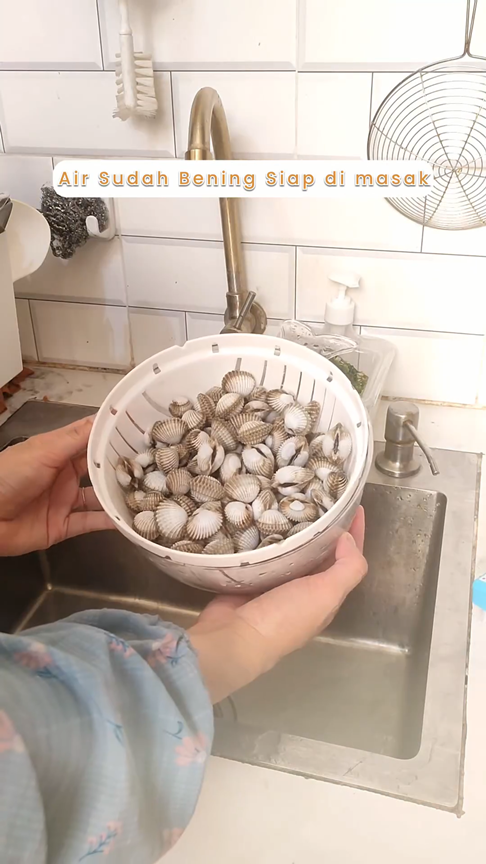 Tak perlu disikat satu per satu, ini cara cepat bersihkan kerang dara cuma pakai 1 bahan dapur