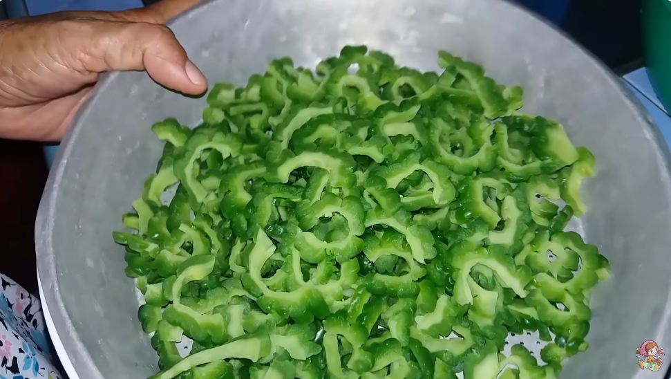 Tanpa diremas cuka, trik emak-emak hilangkan rasa pahit pada pare ini cuma butuh 1 bahan dapur