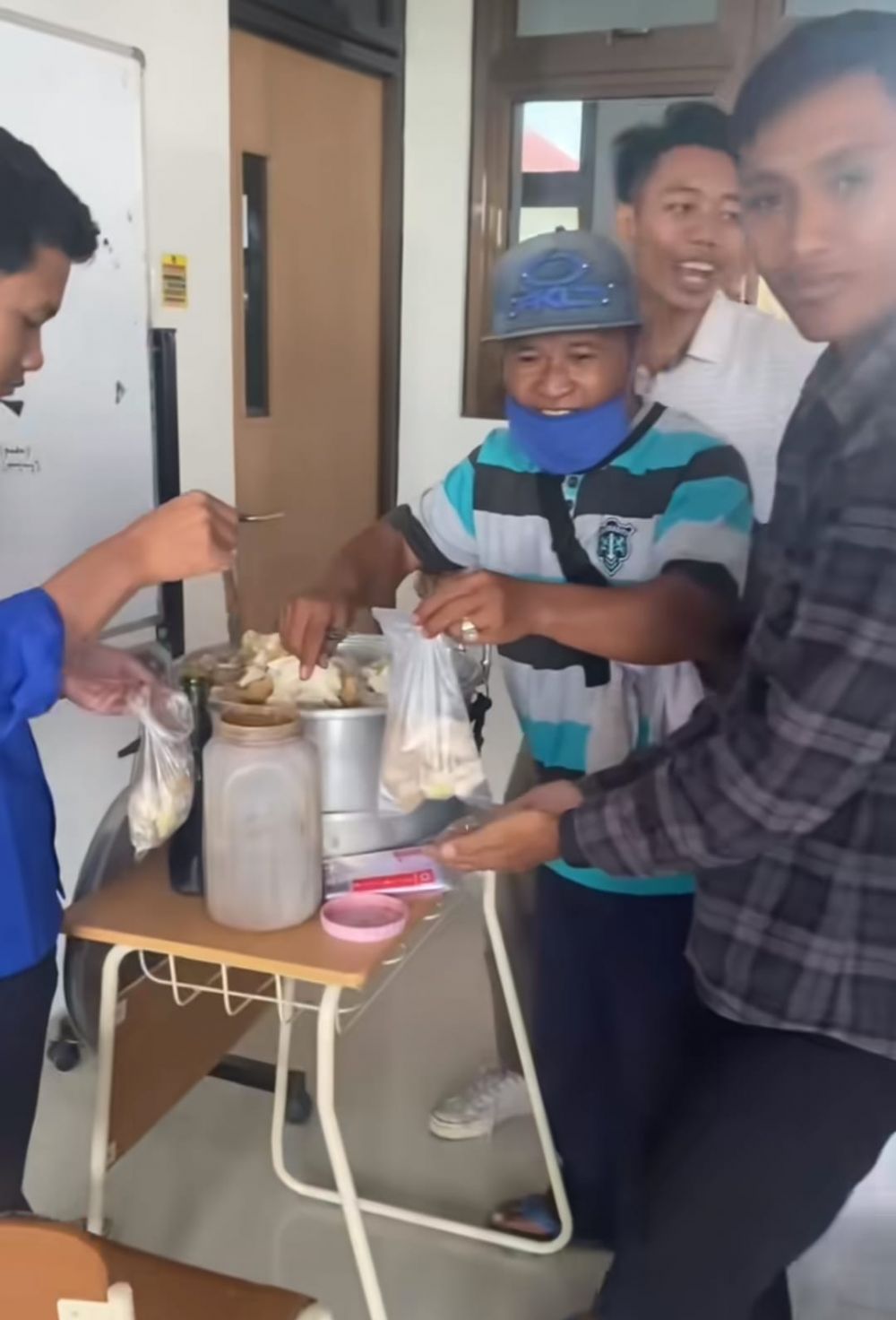 dosen traktir siomay © TikTok dosen traktir siomay © TikTok