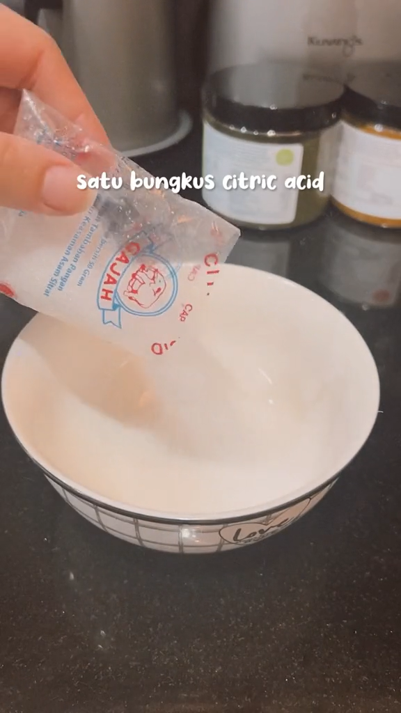 Tanpa perlu digosok, ini trik bersihkan kloset menguning agar kinclong lagi cuma tambah 1 bahan dapur