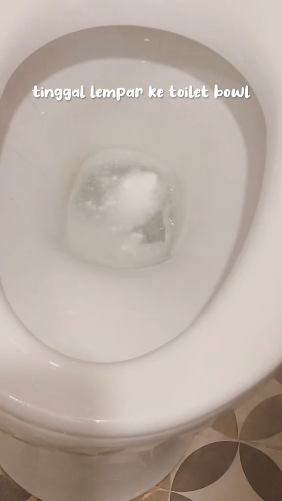 Tanpa perlu digosok, ini trik bersihkan kloset menguning agar kinclong lagi cuma tambah 1 bahan dapur