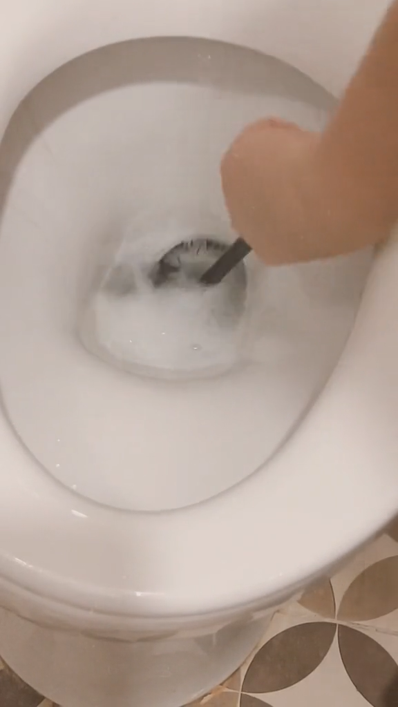 Tanpa perlu digosok, ini trik bersihkan kloset menguning agar kinclong lagi cuma tambah 1 bahan dapur