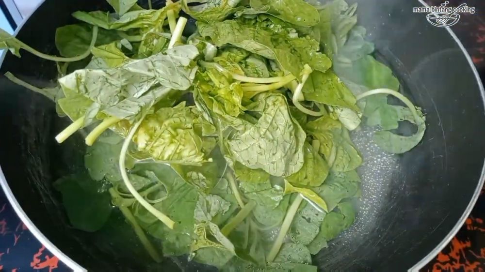 Tanpa perlu ditumis lagi, ini cara bikin sayur urap yang warnanya tetap hijau dan tidak cepat basi