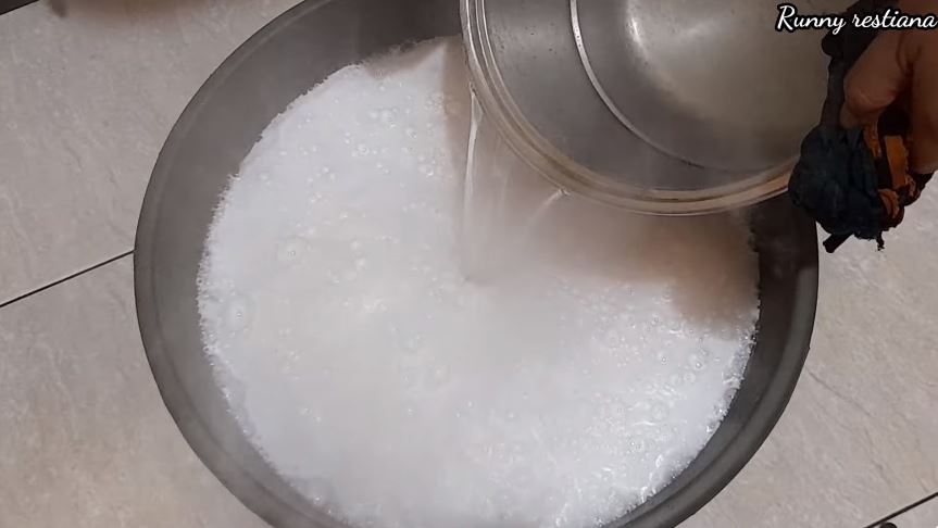 Tanpa detergen, cara emak-emak mencuci handuk kumal jadi cerah ini cuma tambah 2 bahan dapur