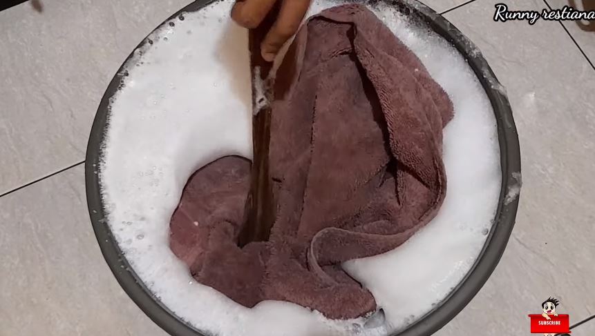 Tanpa detergen, cara emak-emak mencuci handuk kumal jadi cerah ini cuma tambah 2 bahan dapur