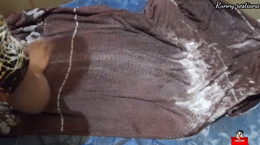 Tanpa detergen, cara emak-emak mencuci handuk kumal jadi cerah ini cuma tambah 2 bahan dapur