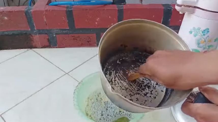 Bukan digosok sitrun, ini cara bersihkan kerak gosong di dasar panci agar kinclong pakai 3 bahan dapur