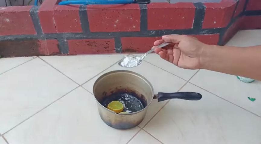 Bukan digosok sitrun, ini cara bersihkan kerak gosong di dasar panci agar kinclong pakai 3 bahan dapur