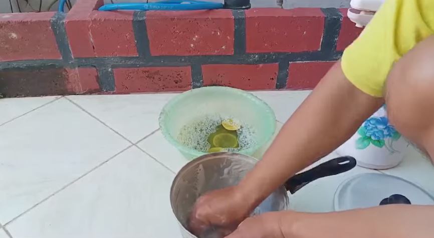 Bukan digosok sitrun, ini cara bersihkan kerak gosong di dasar panci agar kinclong pakai 3 bahan dapur