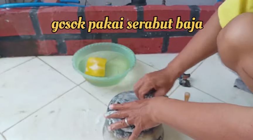 Bukan digosok sitrun, ini cara bersihkan kerak gosong di dasar panci agar kinclong pakai 3 bahan dapur