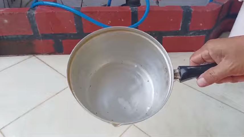 Bukan digosok sitrun, ini cara bersihkan kerak gosong di dasar panci agar kinclong pakai 3 bahan dapur