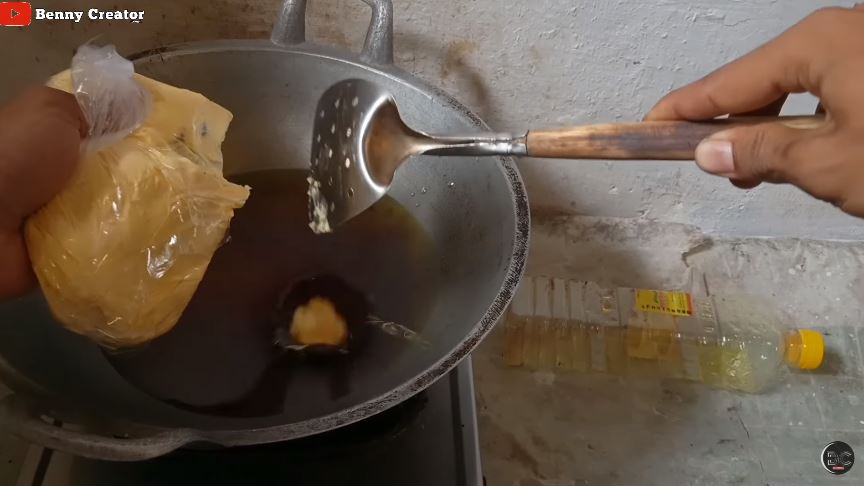 Tanpa ditaburi tapioka, ini cara jernihkan minyak kotor agar bening lagi pakai 1 bahan makanan