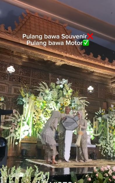 cewek dapat doorprize motor pas kondangan Berbagai sumber