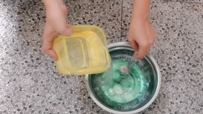 Bukan digosok cairan pemutih, ini cara memutihkan batal dekil dan berjamur cuma tambah 1 bahan dapur