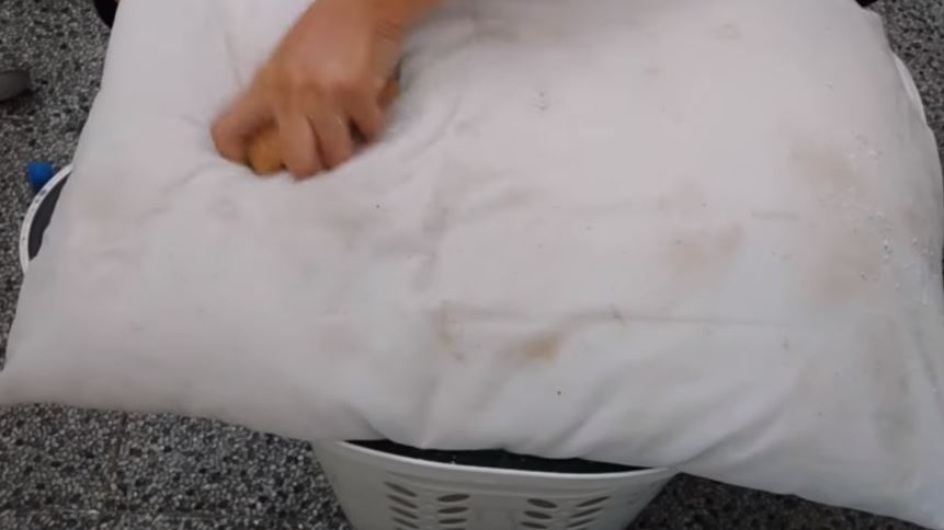 Bukan digosok cairan pemutih, ini cara memutihkan batal dekil dan berjamur cuma tambah 1 bahan dapur