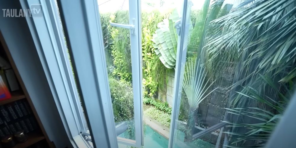 potret musala milik Ratu Pop Rossa dilengkapi kiswah kabah © 2024 brilio.net potret musala milik Ratu Pop Rossa dilengkapi kiswah kabah © 2024 brilio.net