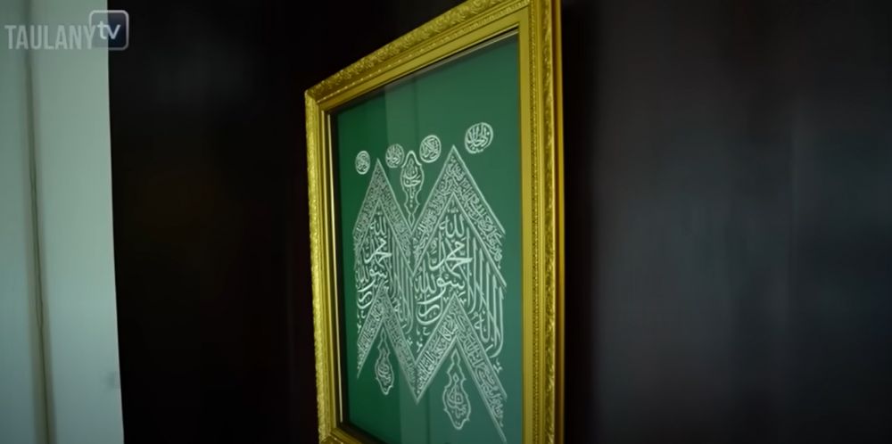 potret musala milik Ratu Pop Rossa dilengkapi kiswah kabah © 2024 brilio.net