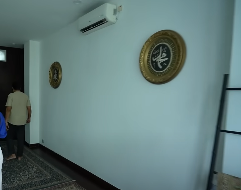 potret musala milik Ratu Pop Rossa dilengkapi kiswah kabah © 2024 brilio.net