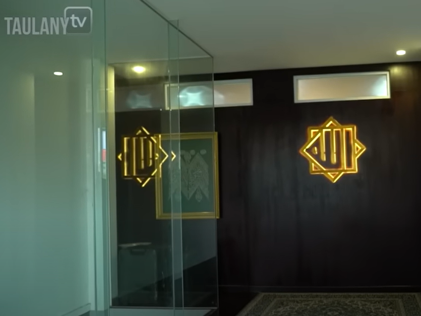 potret musala milik Ratu Pop Rossa dilengkapi kiswah kabah © 2024 brilio.net