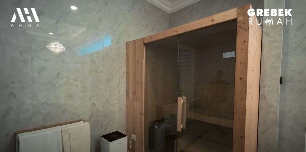 Potret kamar mandi Rizky Ananda Musa dilengkapi sauna © 2024 brilio.net Potret kamar mandi Rizky Ananda Musa dilengkapi sauna © 2024 brilio.net